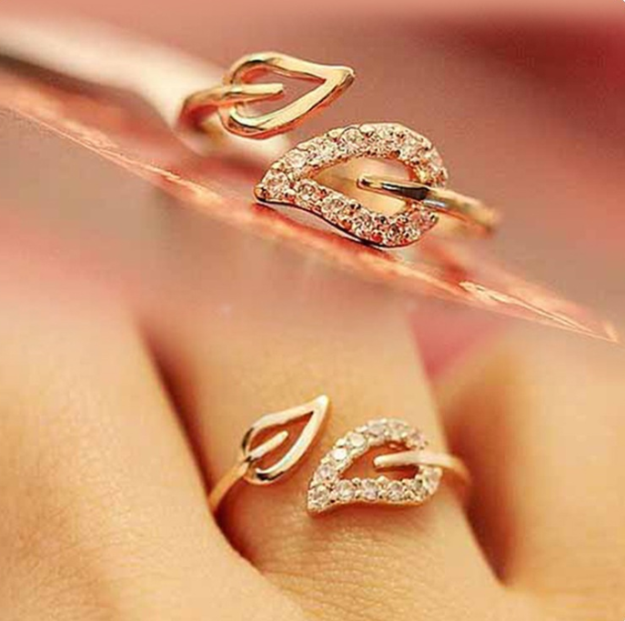 Leaf-Inlaid Couple Rings, close-up